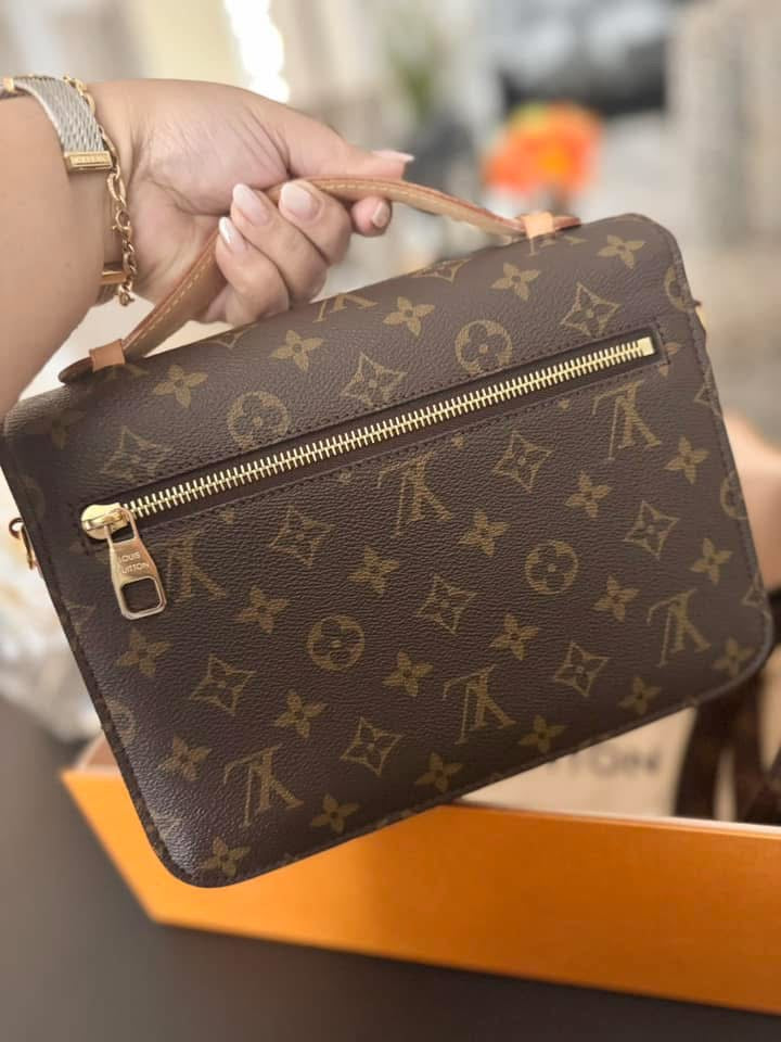 LOUIS VUITTON POCHETTE METIS CROSSBODY BAG