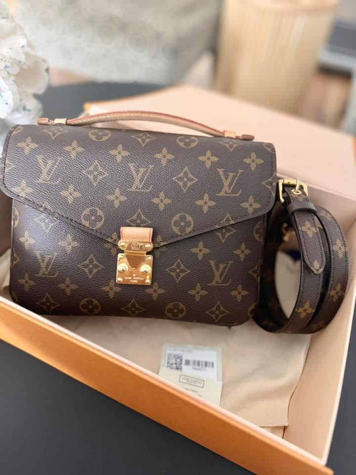 LOUIS VUITTON POCHETTE METIS CROSSBODY BAG