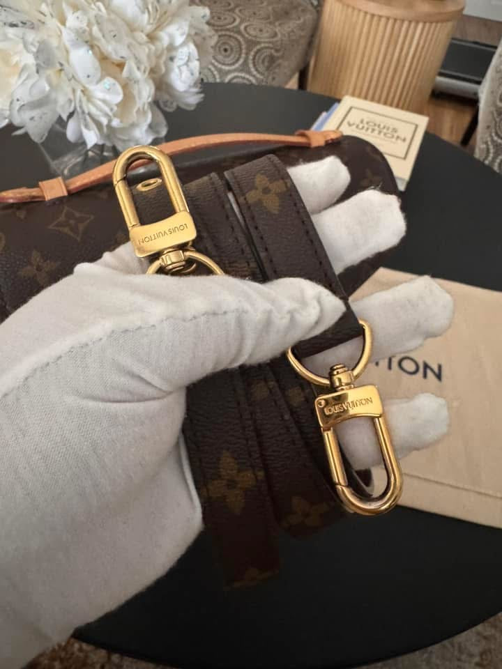 LOUIS VUITTON POCHETTE METIS CROSSBODY BAG