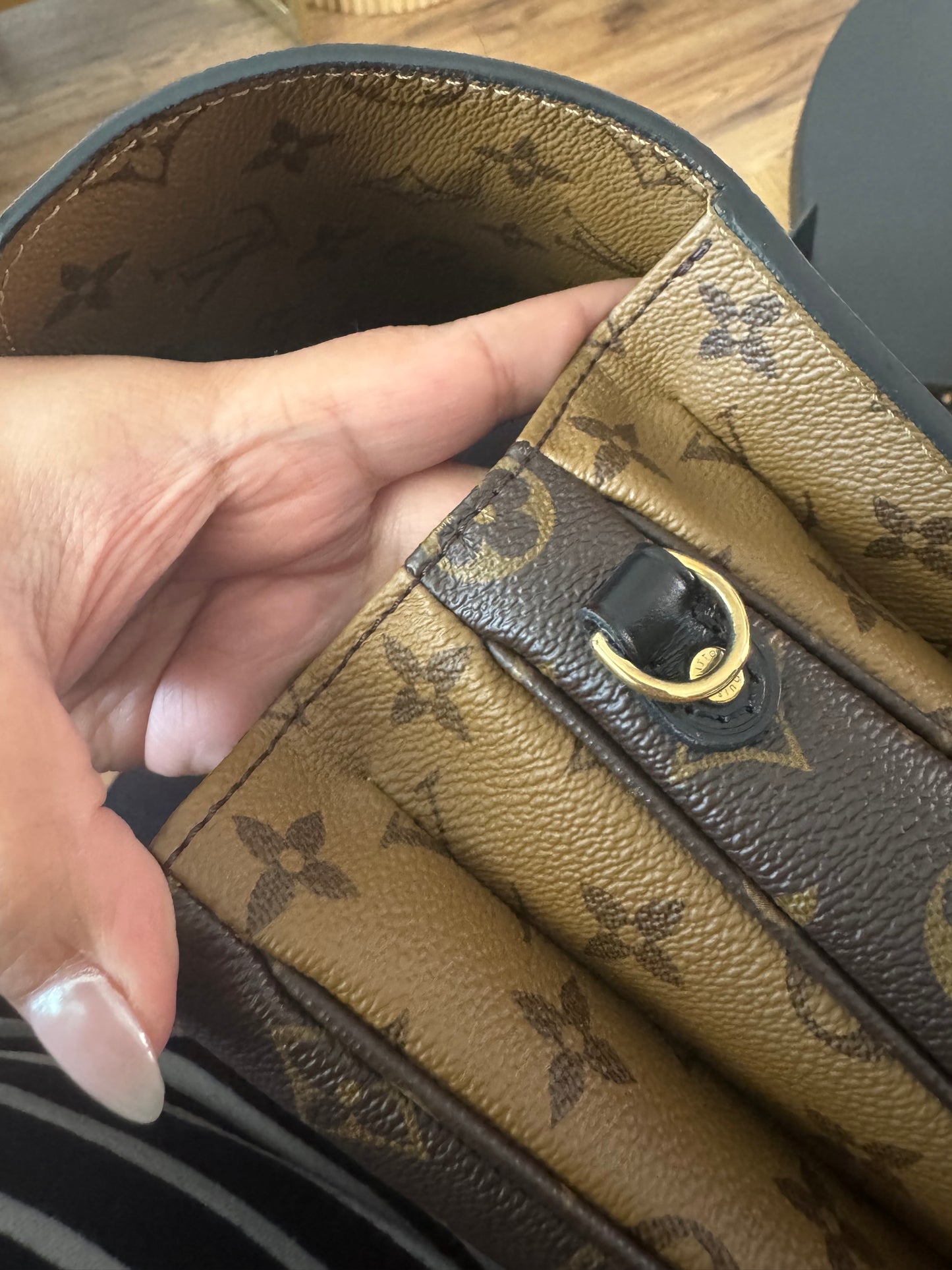 LOUIS VUITTON POCHETTE METIS IN MONOGRAM REVERSE CANVAS