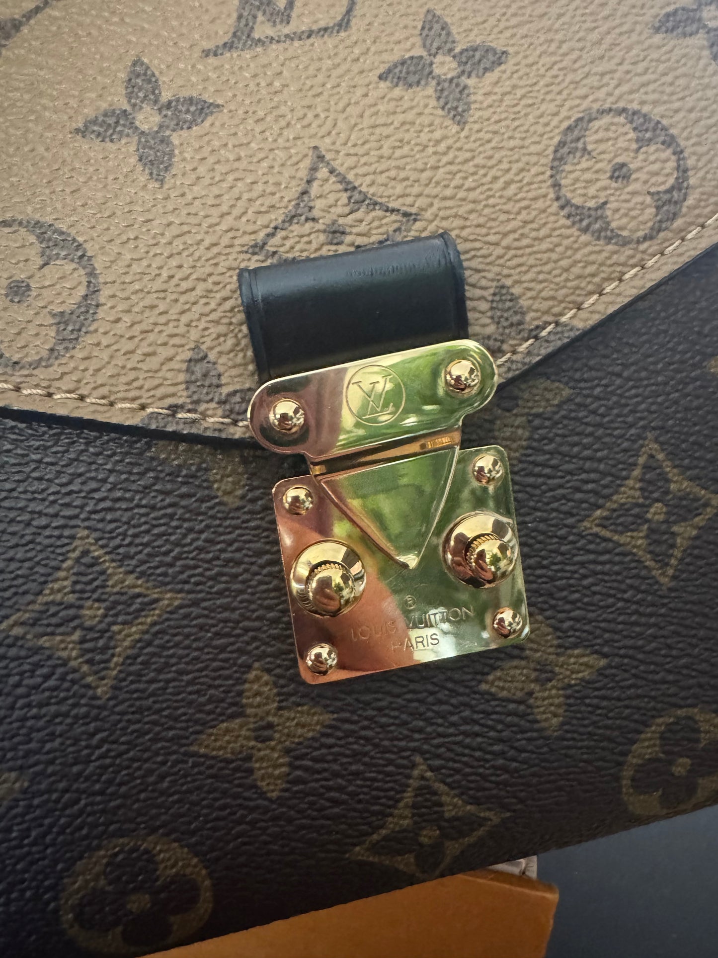 LOUIS VUITTON POCHETTE METIS IN MONOGRAM REVERSE CANVAS