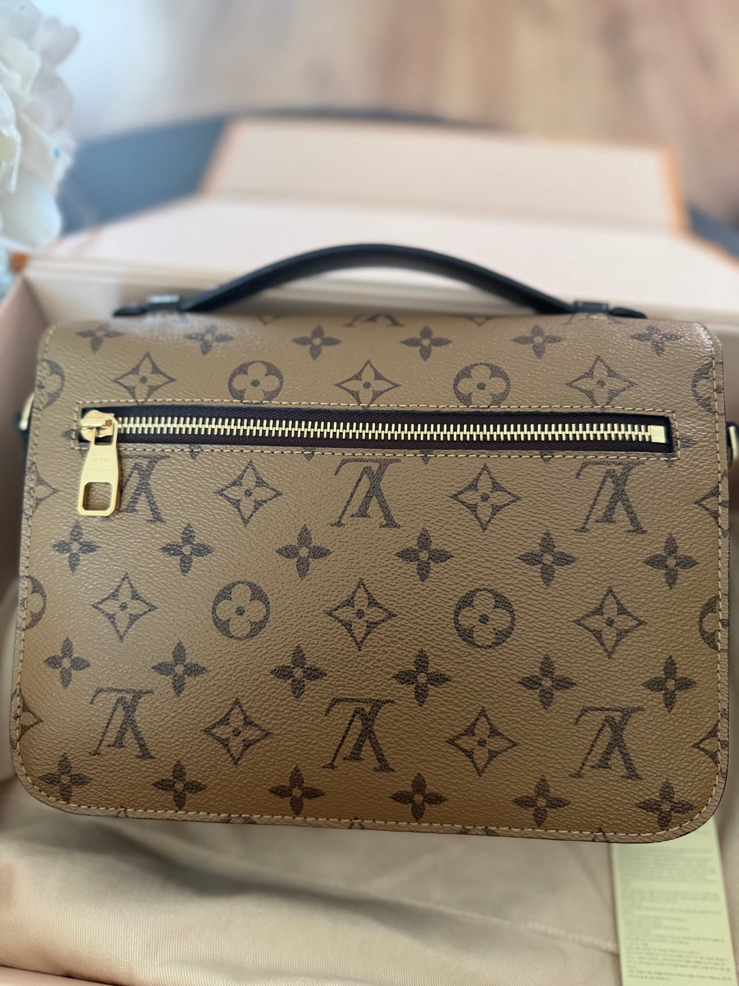 LOUIS VUITTON POCHETTE METIS IN MONOGRAM REVERSE CANVAS