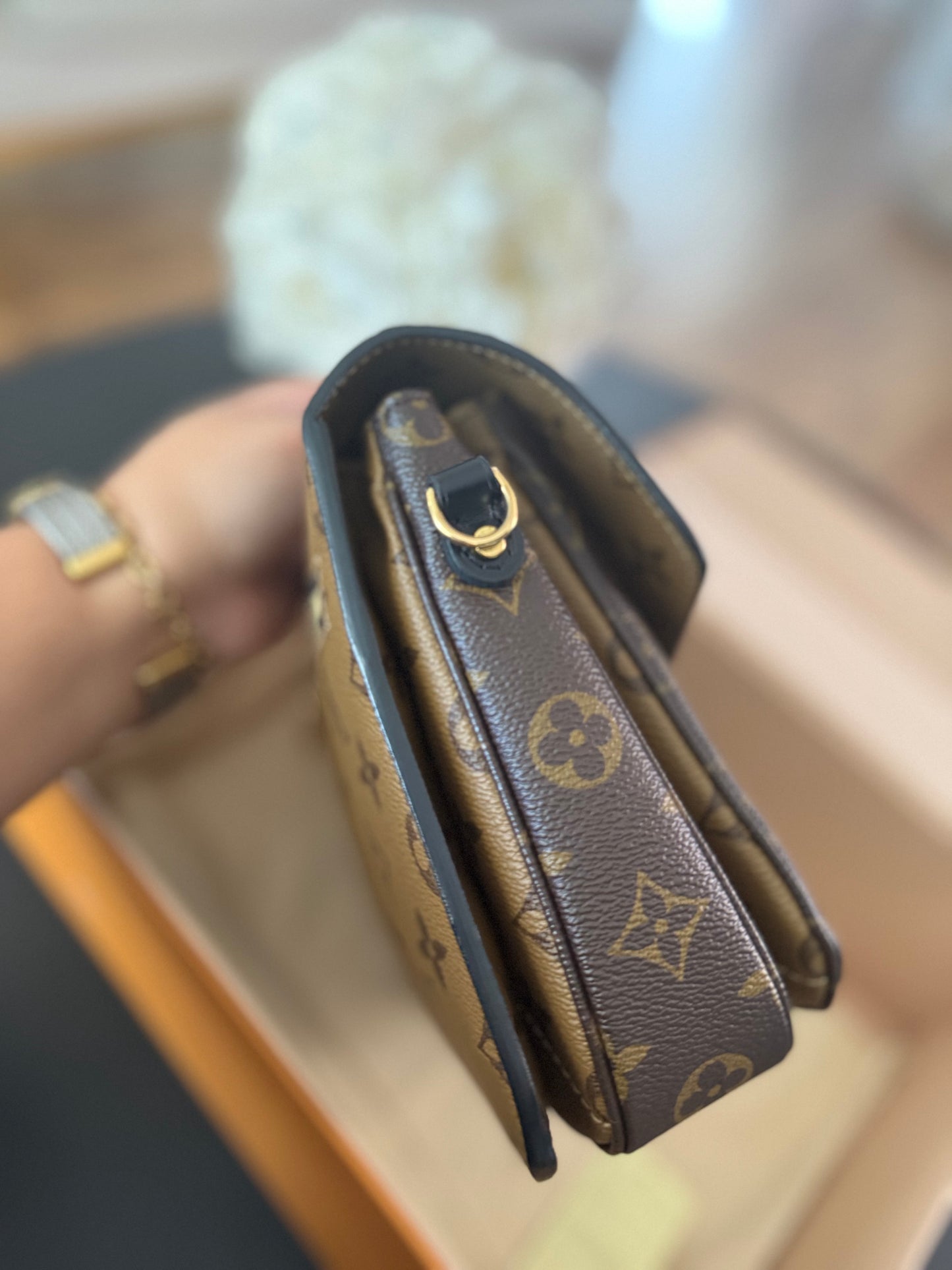 LOUIS VUITTON POCHETTE METIS IN MONOGRAM REVERSE CANVAS