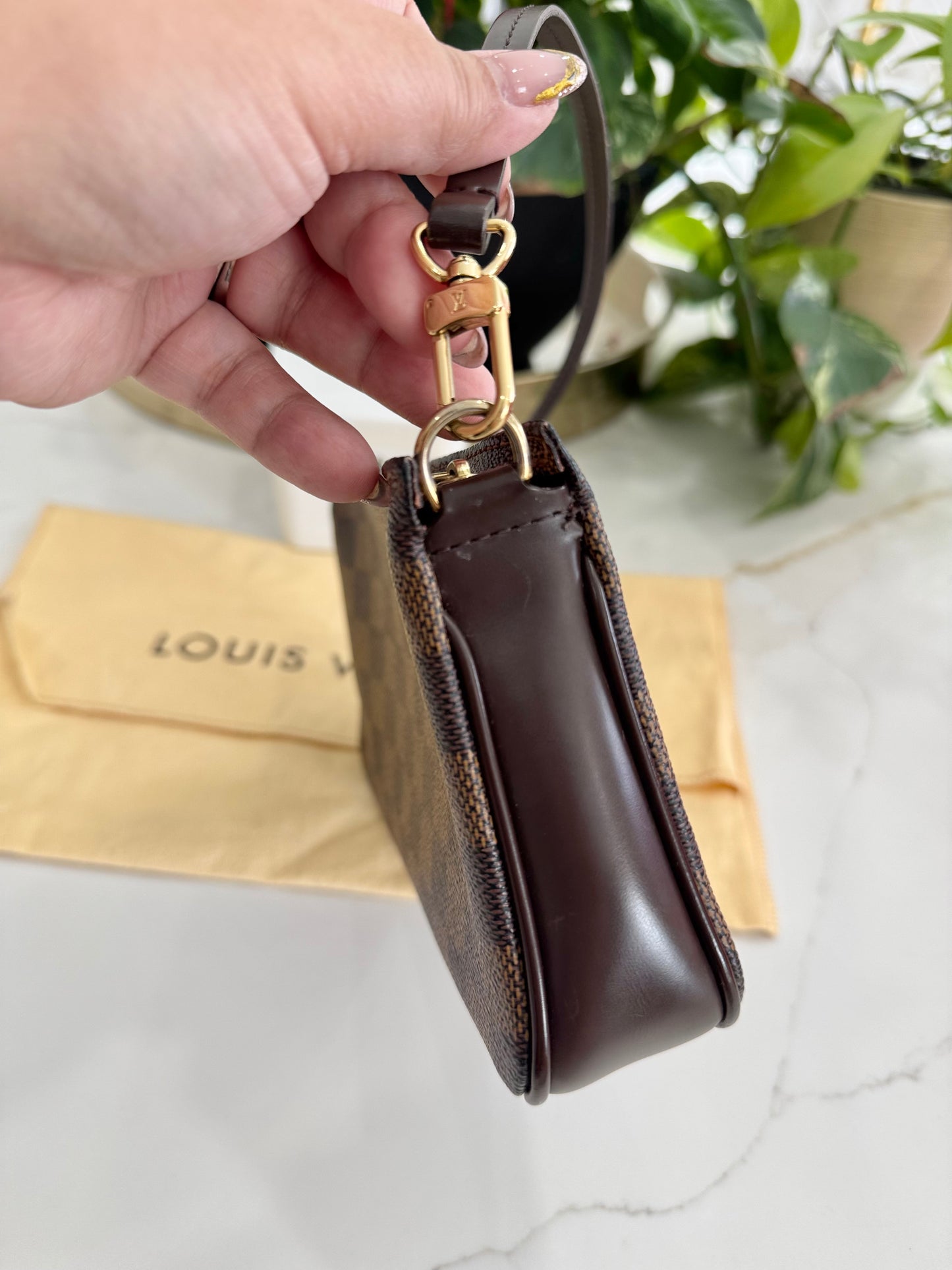 LOUIS VUITTON POCHETTE NAVONA