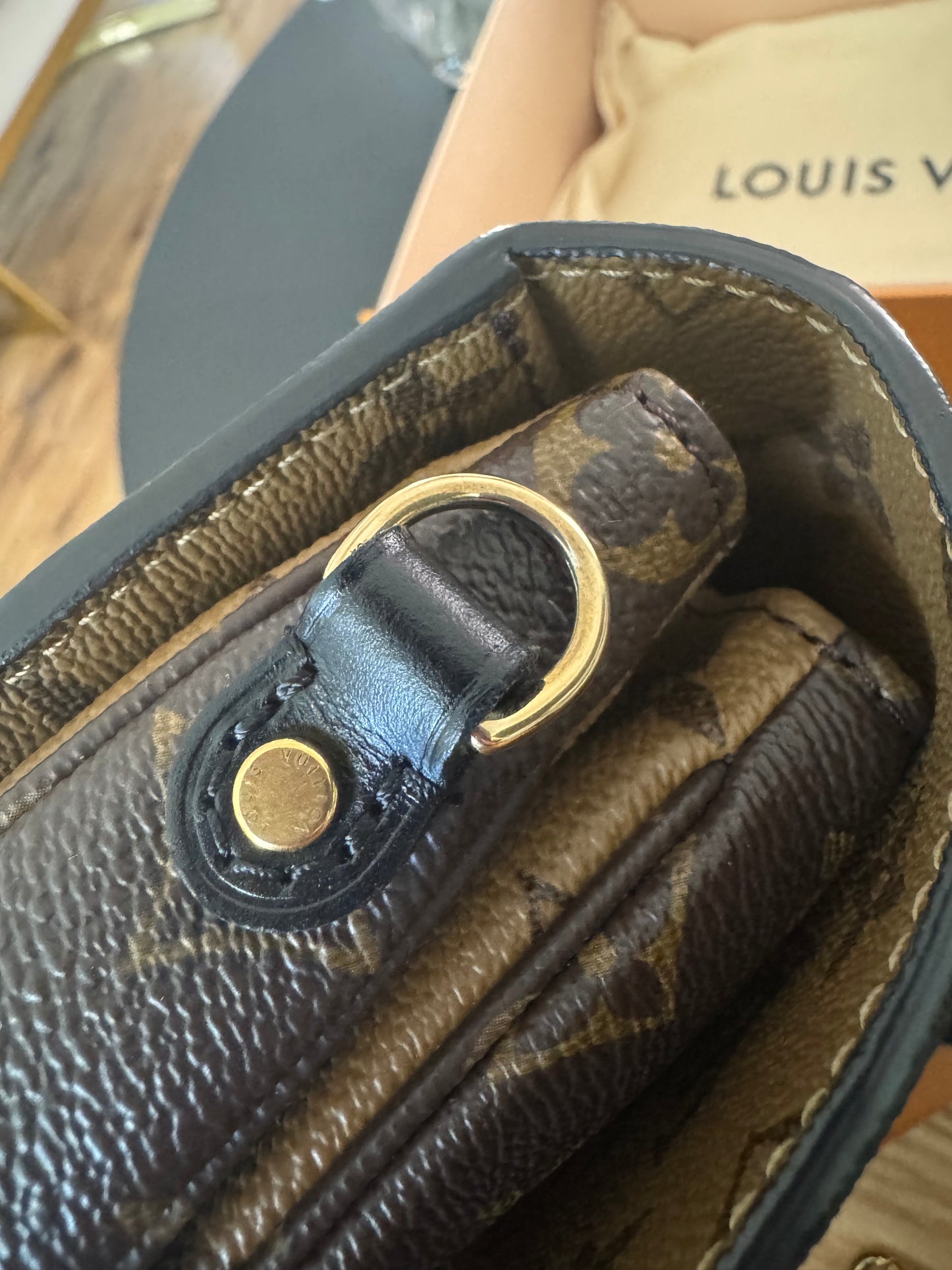 LOUIS VUITTON POCHETTE METIS IN MONOGRAM REVERSE CANVAS