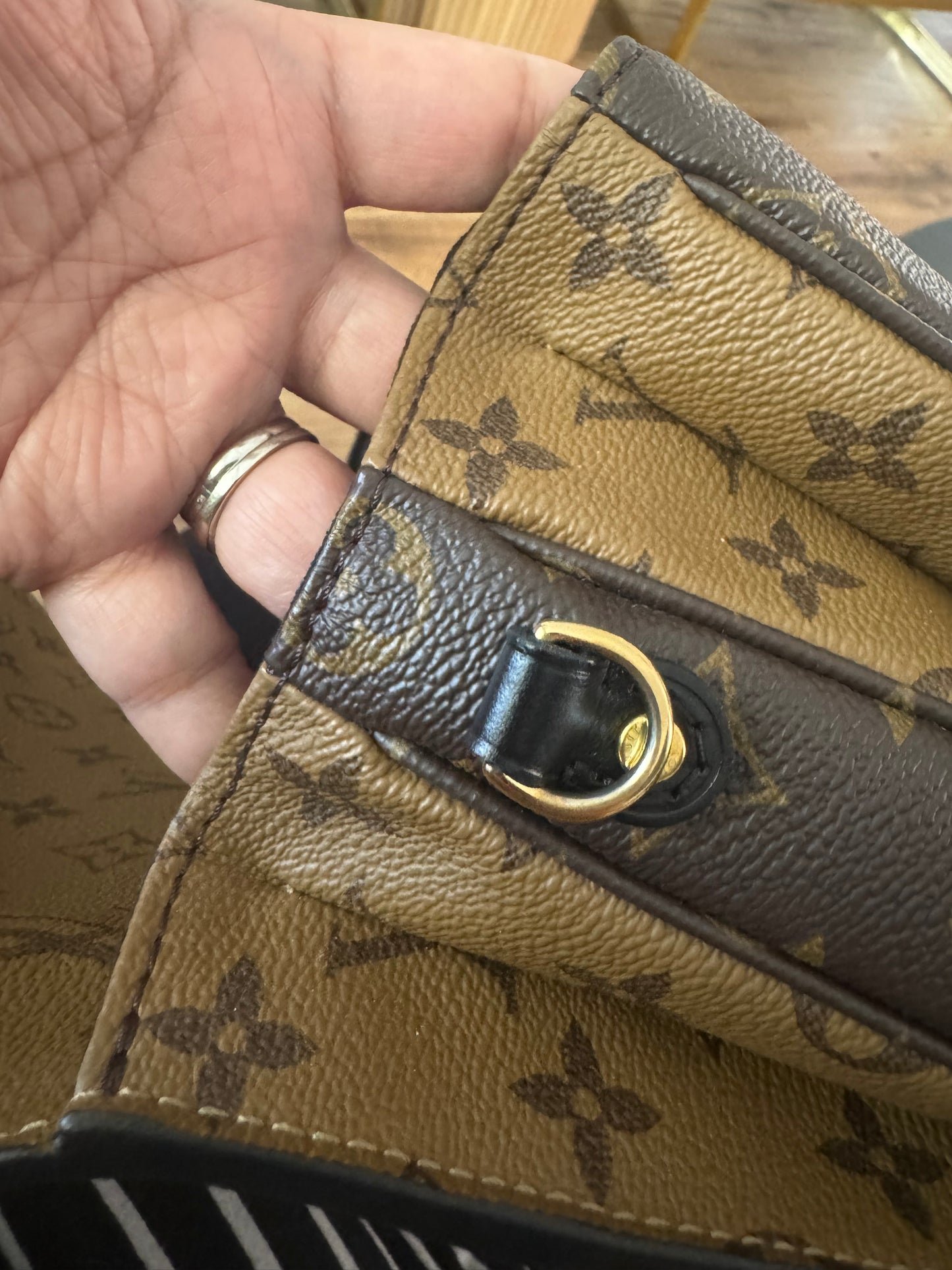 LOUIS VUITTON POCHETTE METIS IN MONOGRAM REVERSE CANVAS