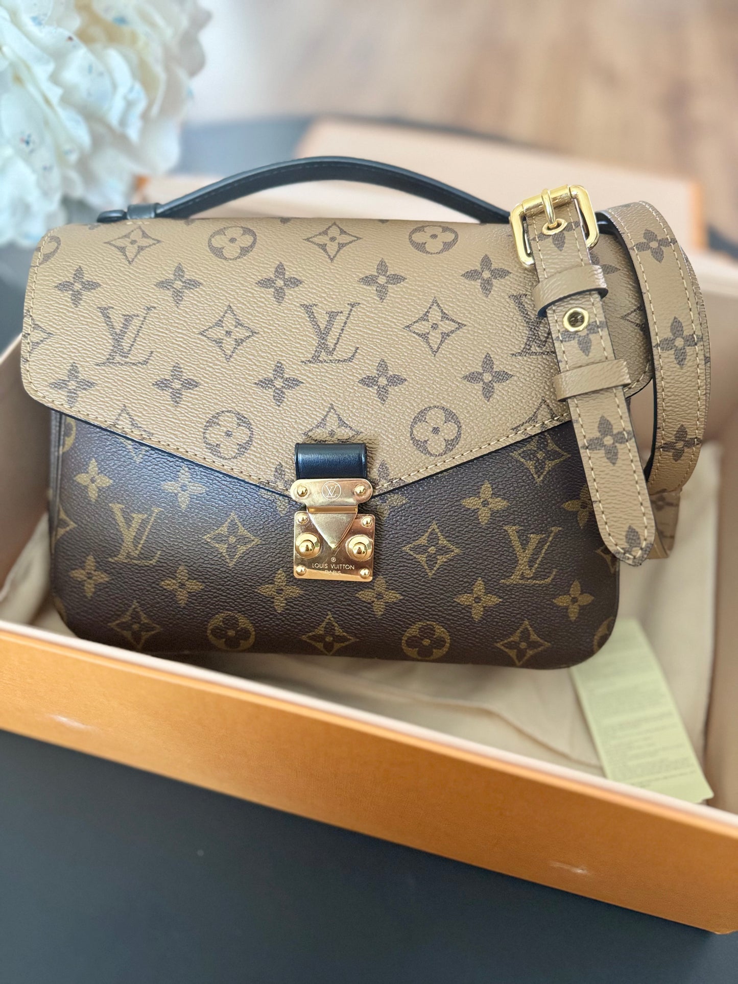 LOUIS VUITTON POCHETTE METIS IN MONOGRAM REVERSE CANVAS