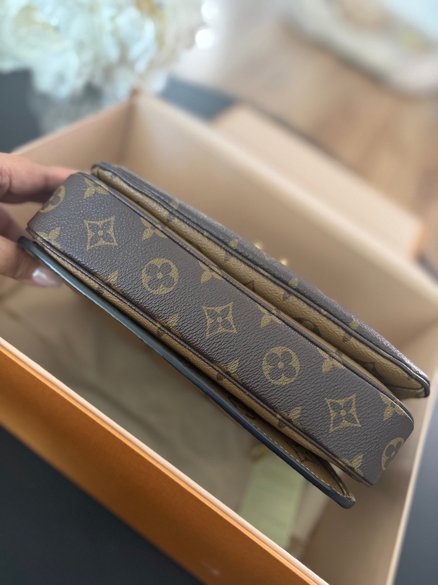 LOUIS VUITTON POCHETTE METIS IN MONOGRAM REVERSE CANVAS