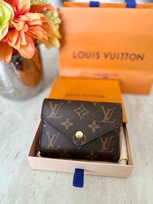 LOUIS VUITTON VICTORINE COMPACT WALLET IN MONOGRAM WITH ROSE BALLERINE INTERIOR