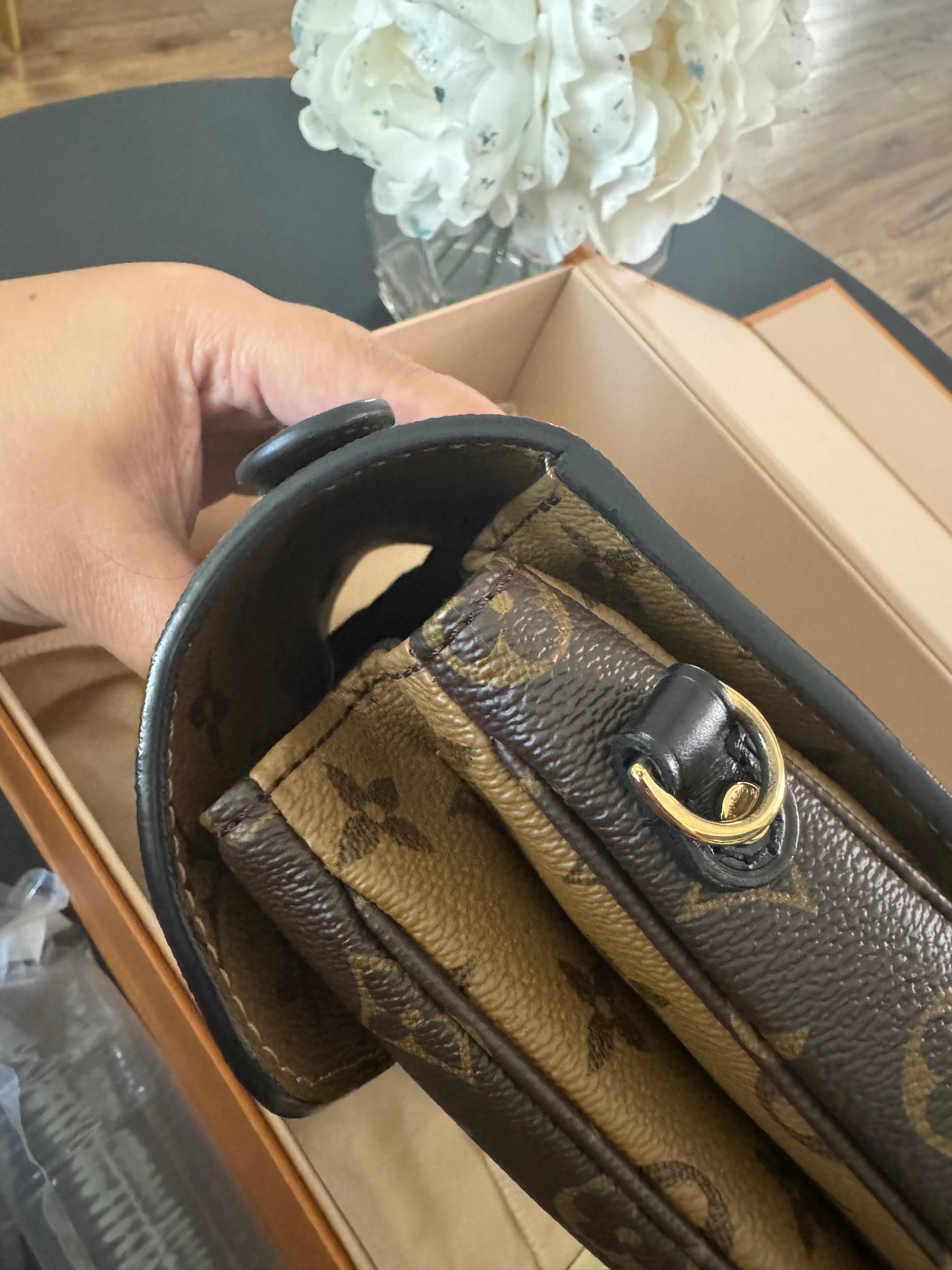 LOUIS VUITTON POCHETTE METIS IN MONOGRAM REVERSE CANVAS