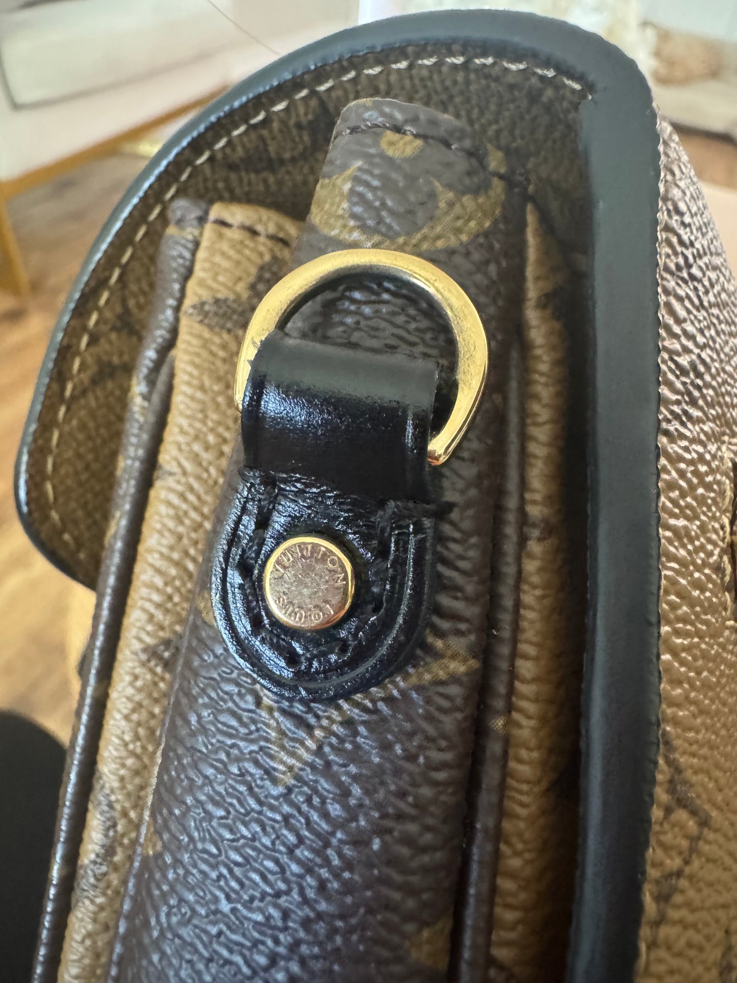 LOUIS VUITTON POCHETTE METIS IN MONOGRAM REVERSE CANVAS