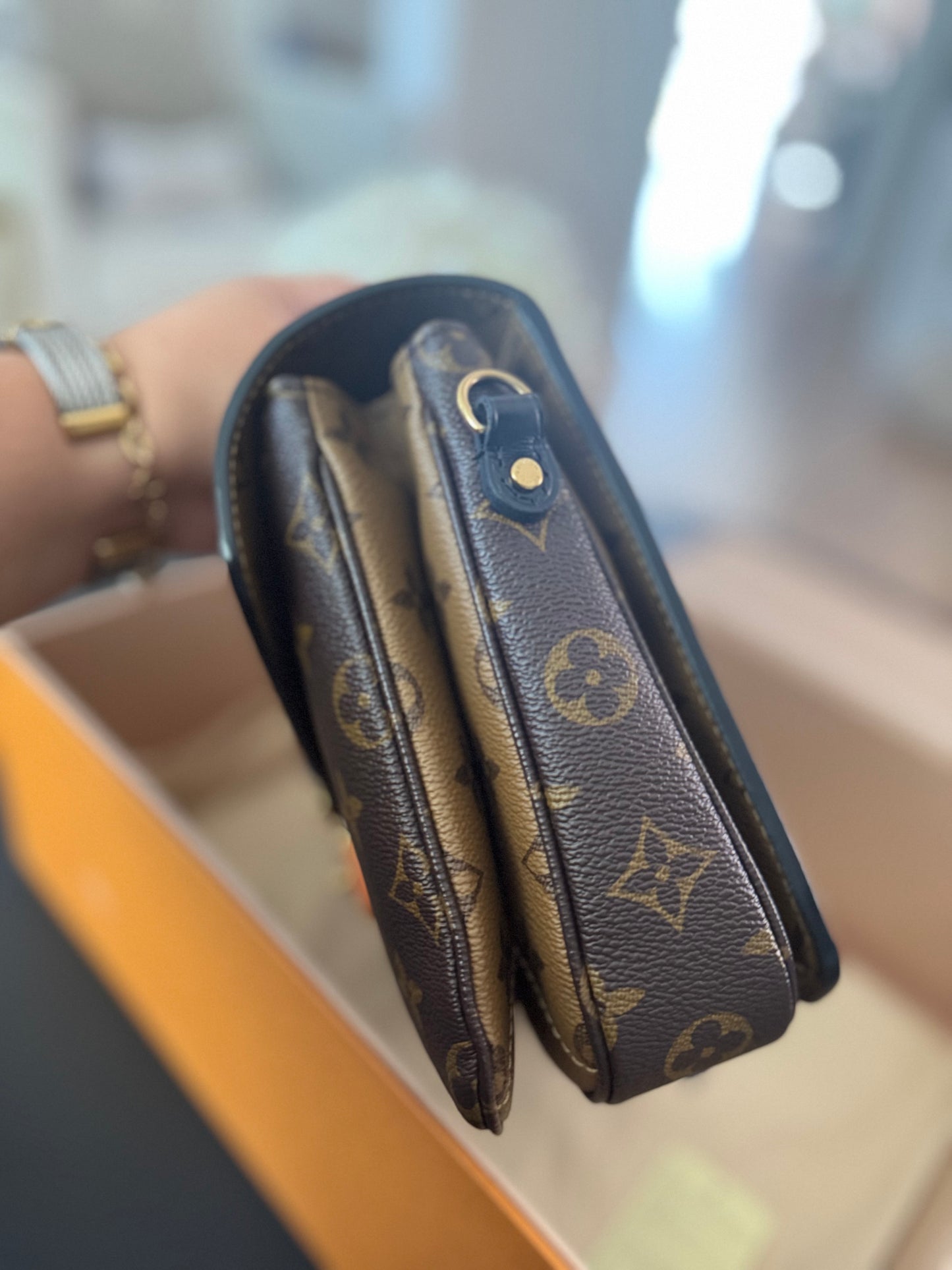 LOUIS VUITTON POCHETTE METIS IN MONOGRAM REVERSE CANVAS